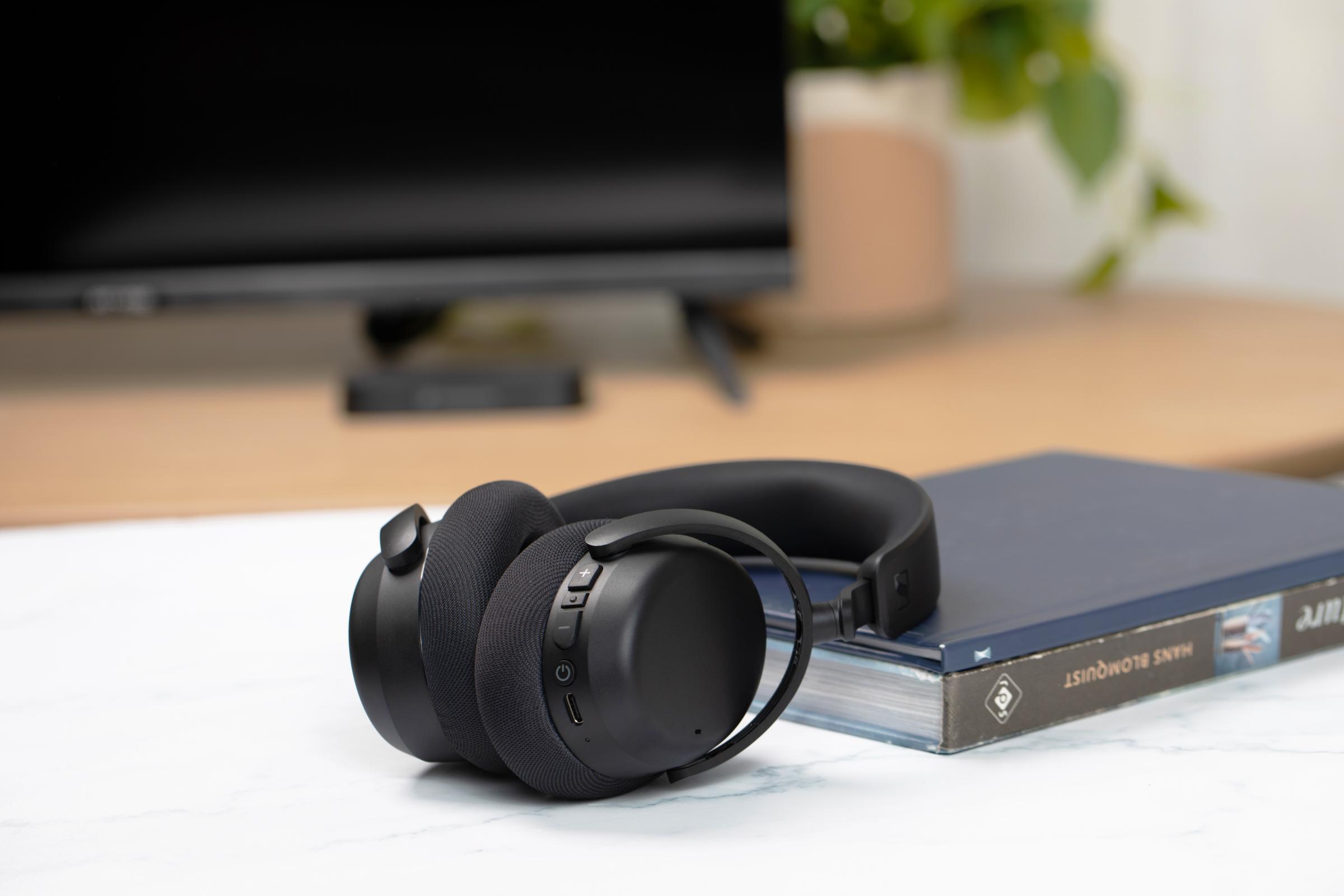 RS 275 헤드폰의 음량 버튼과 USB-C 충전 단자